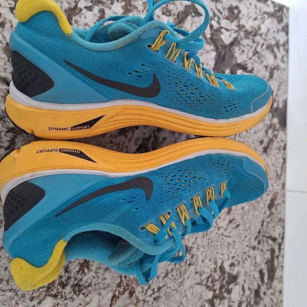 Nike running sneakers 584778-401‎ size 8US